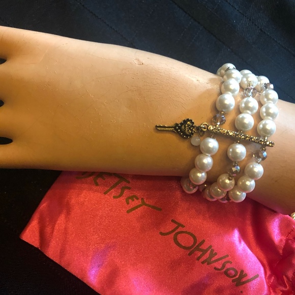Betsey Johnson Pearl and Rhinestone Bracelet OS - Picture 2 of 7